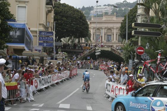 Un coureur du Tour de France à Monaco vu de dos