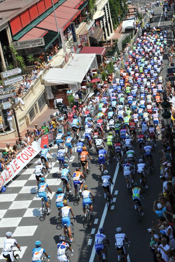 Vue de dessus des coureurs du Tour de France dans les rues de Monaco
