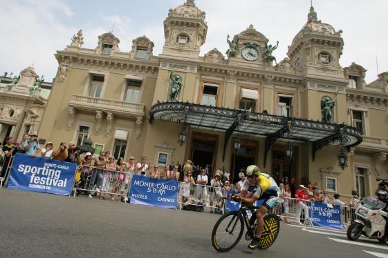 Un coureur cycliste en plein effort devant le casino de Monte-Carlo durant l'étape du Tour de France en 2009 à Monaco